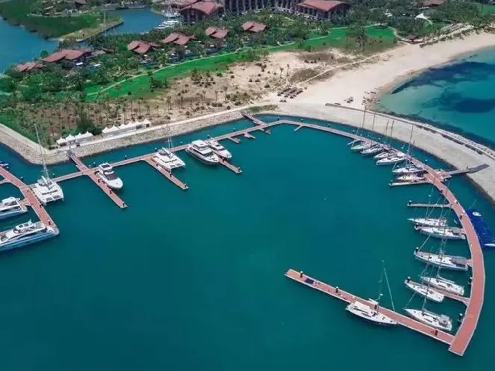 亚龙湾游艇会